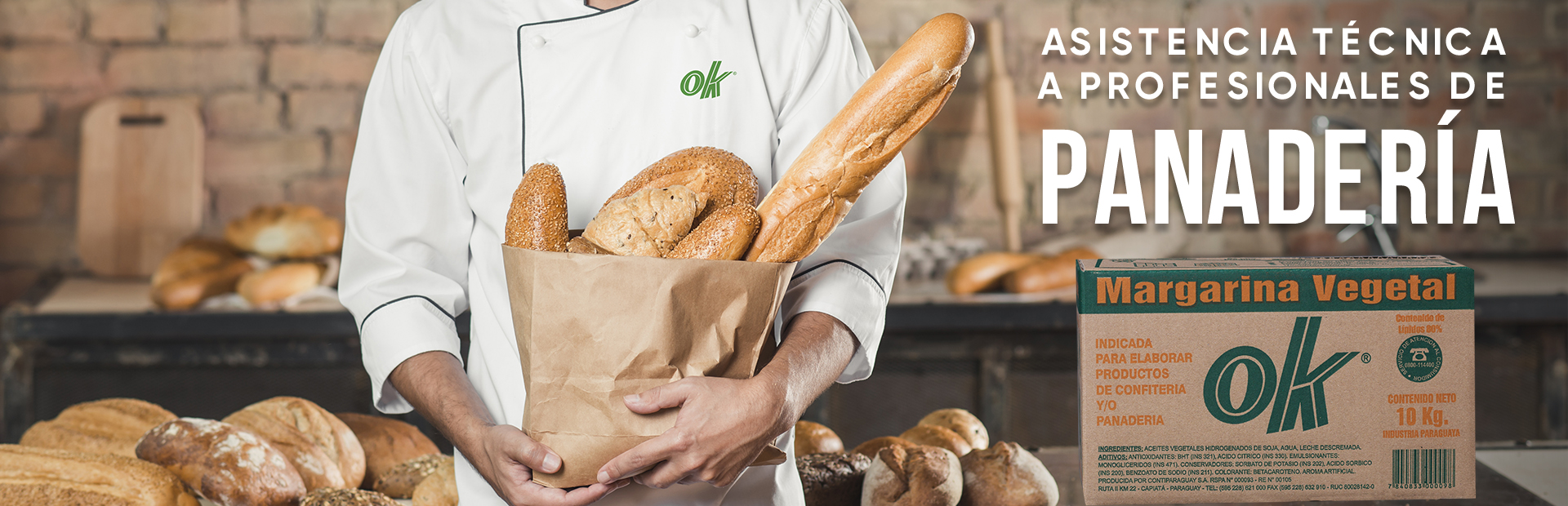 Panadero sosteniendo canasta de panes